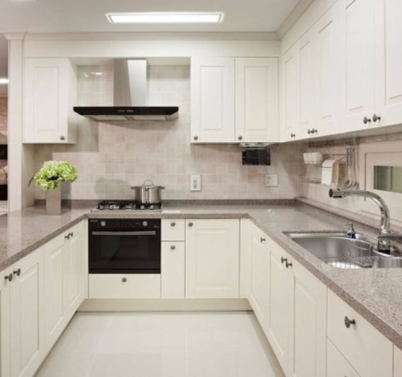 П-образная столешница из акрилового камня на кухню Corian Silt